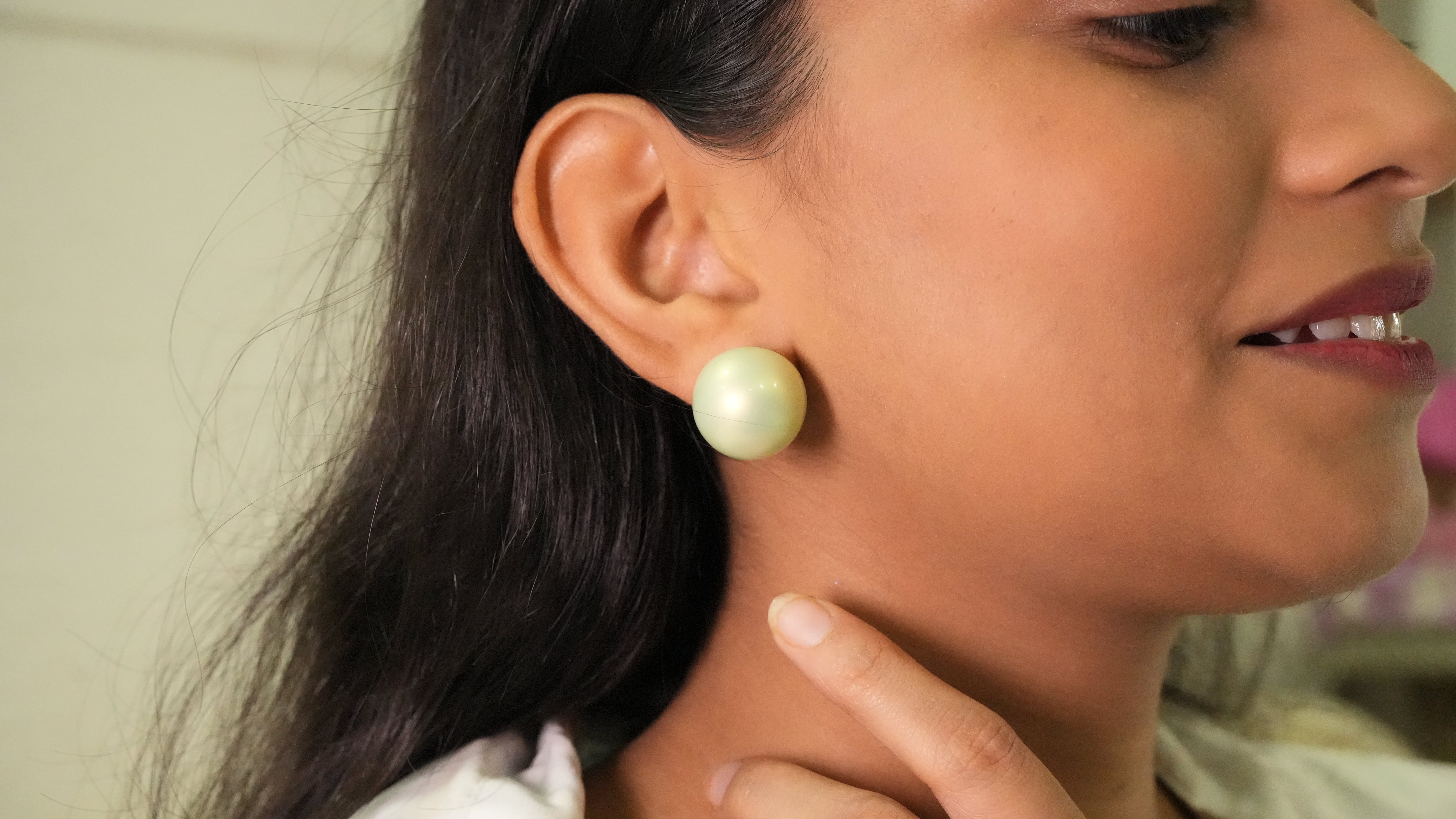 Pistachio pearl stud