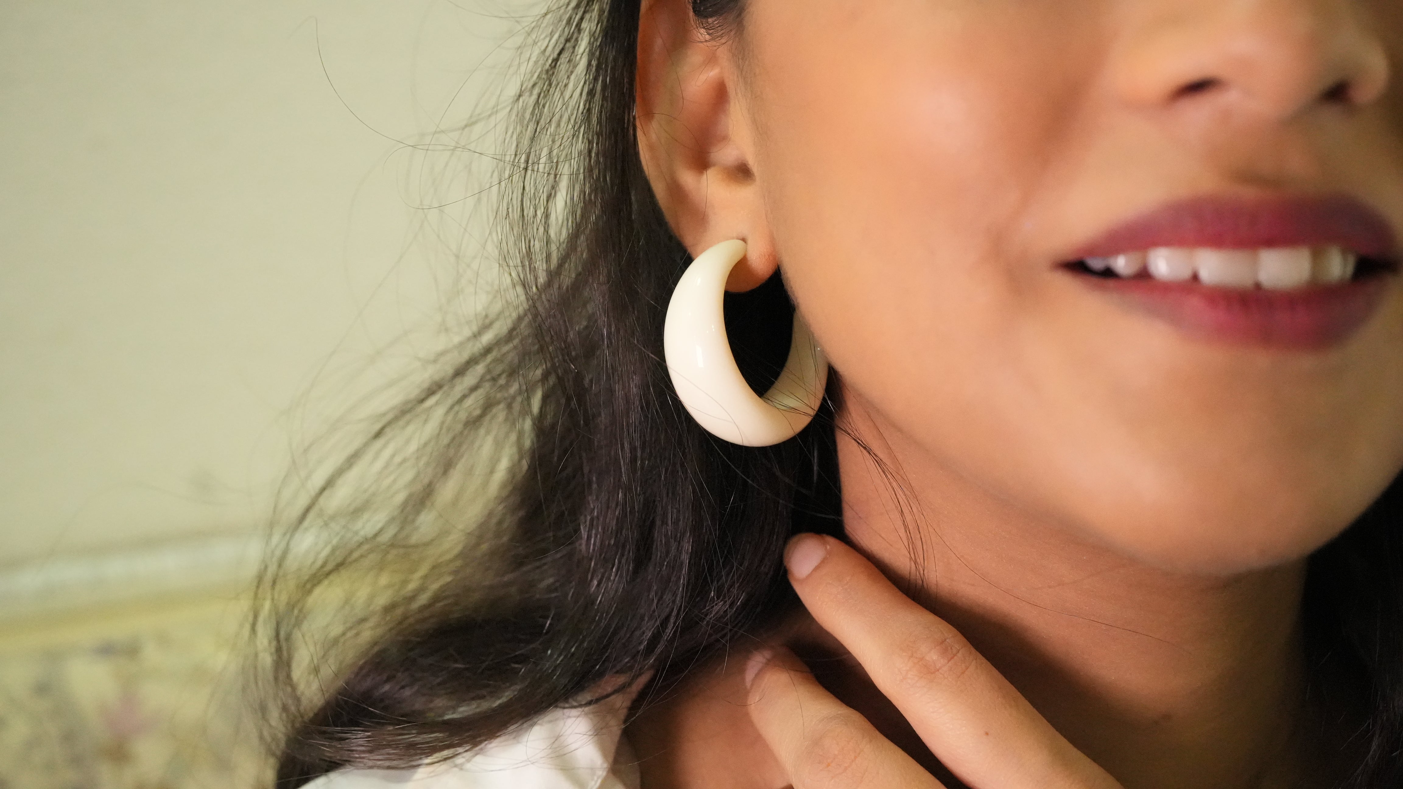 Thick white loop