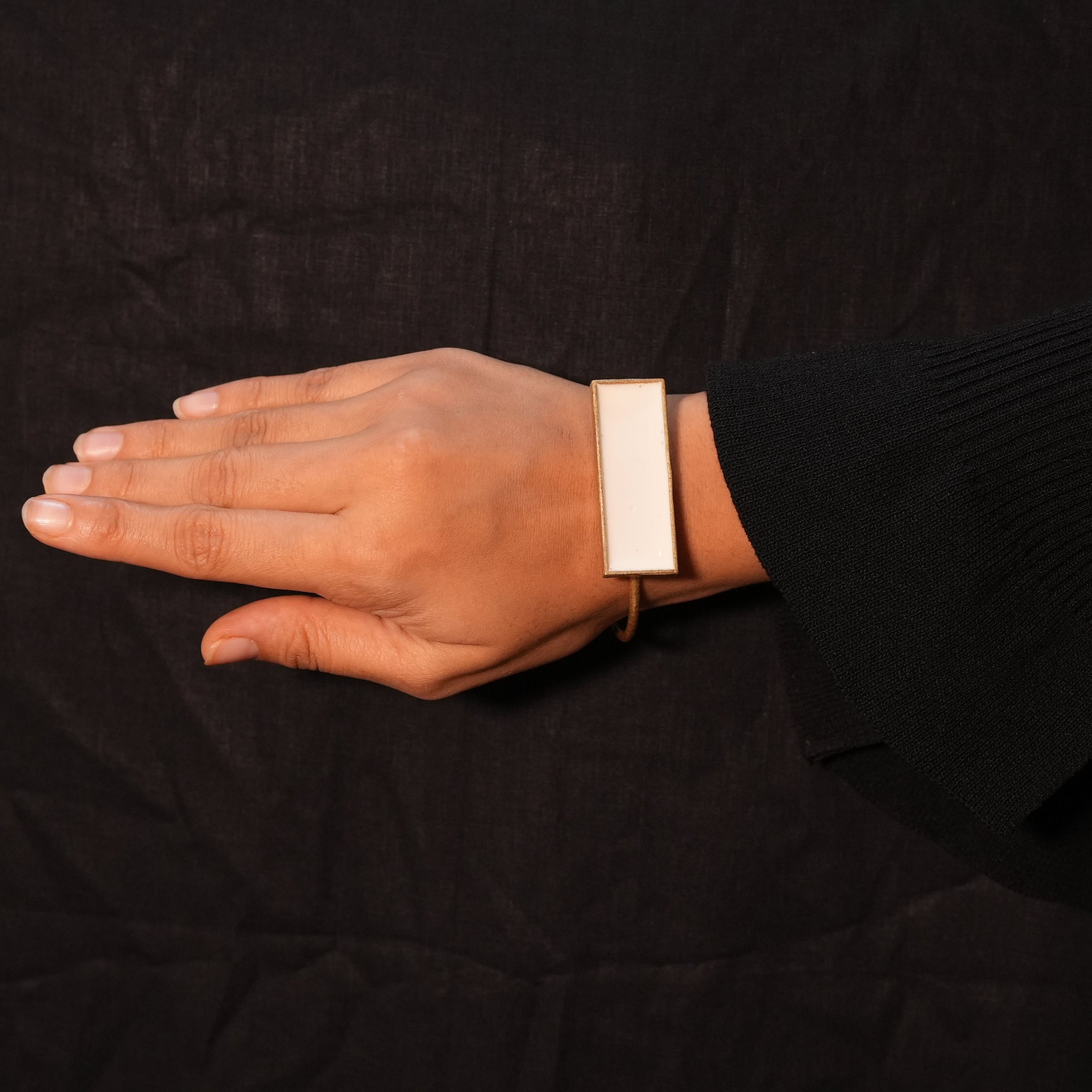 White bar