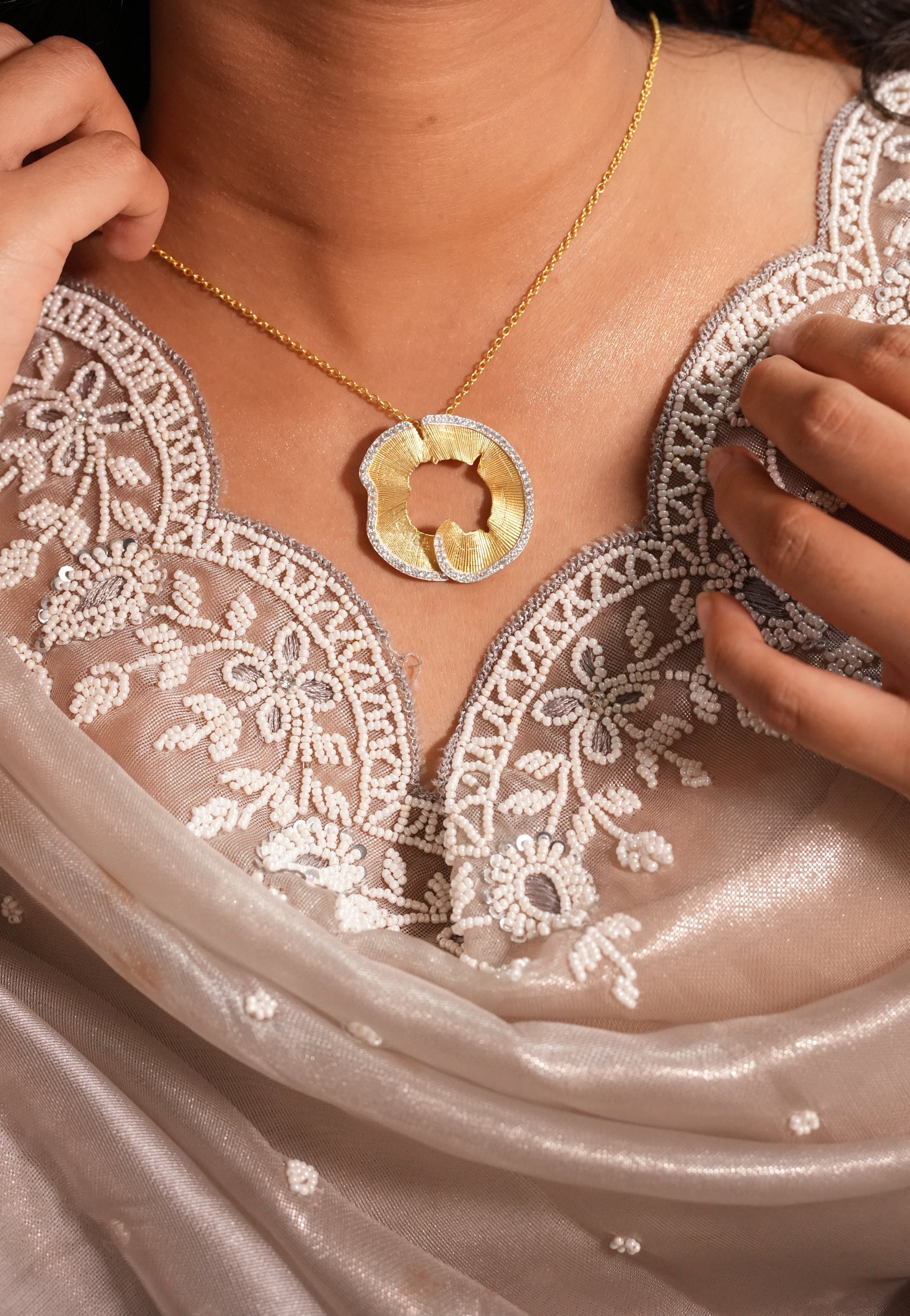 Shaving swirl White  necklace