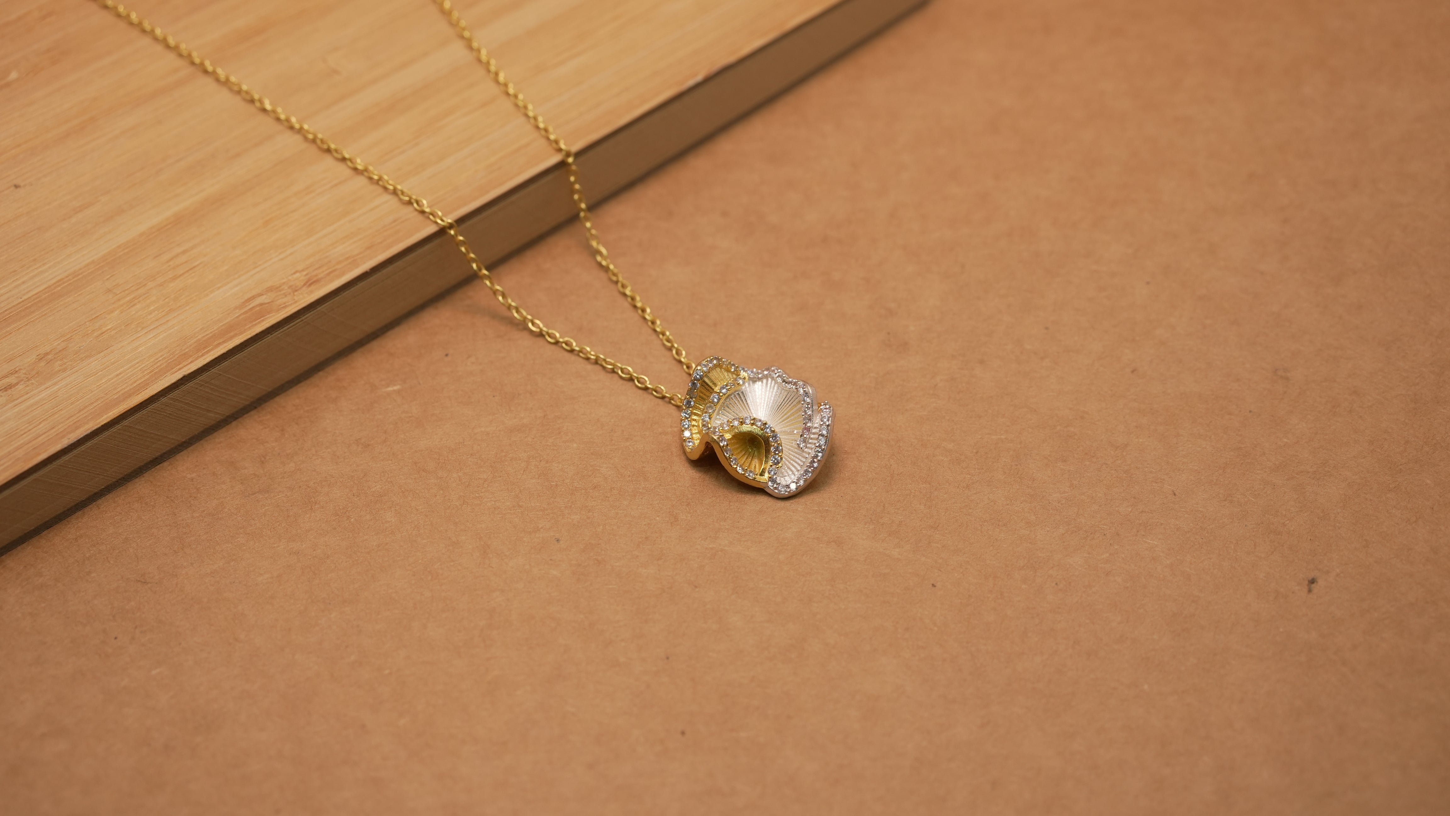 Dual tone elegance white necklace
