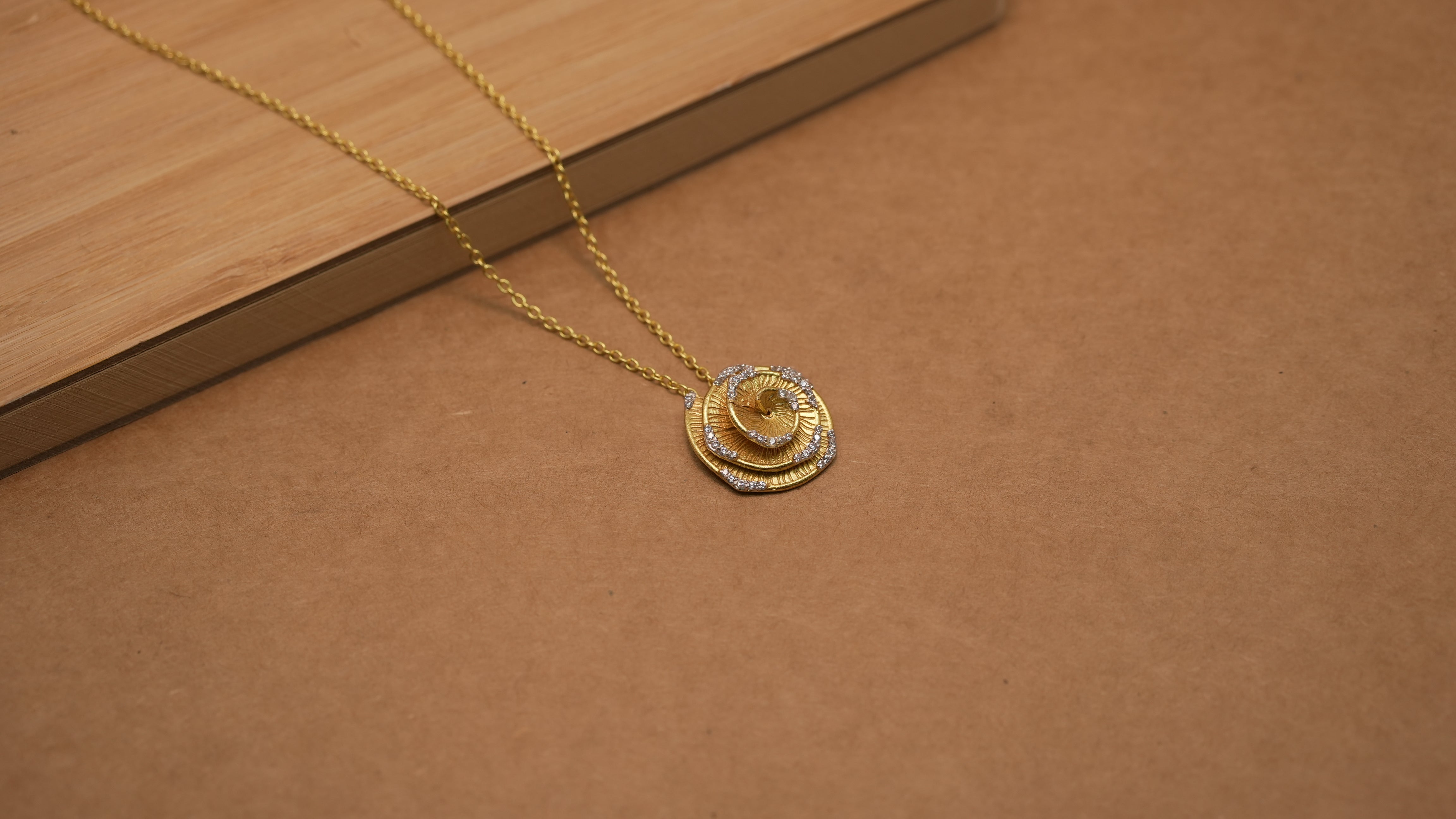 Flower shaved white necklace