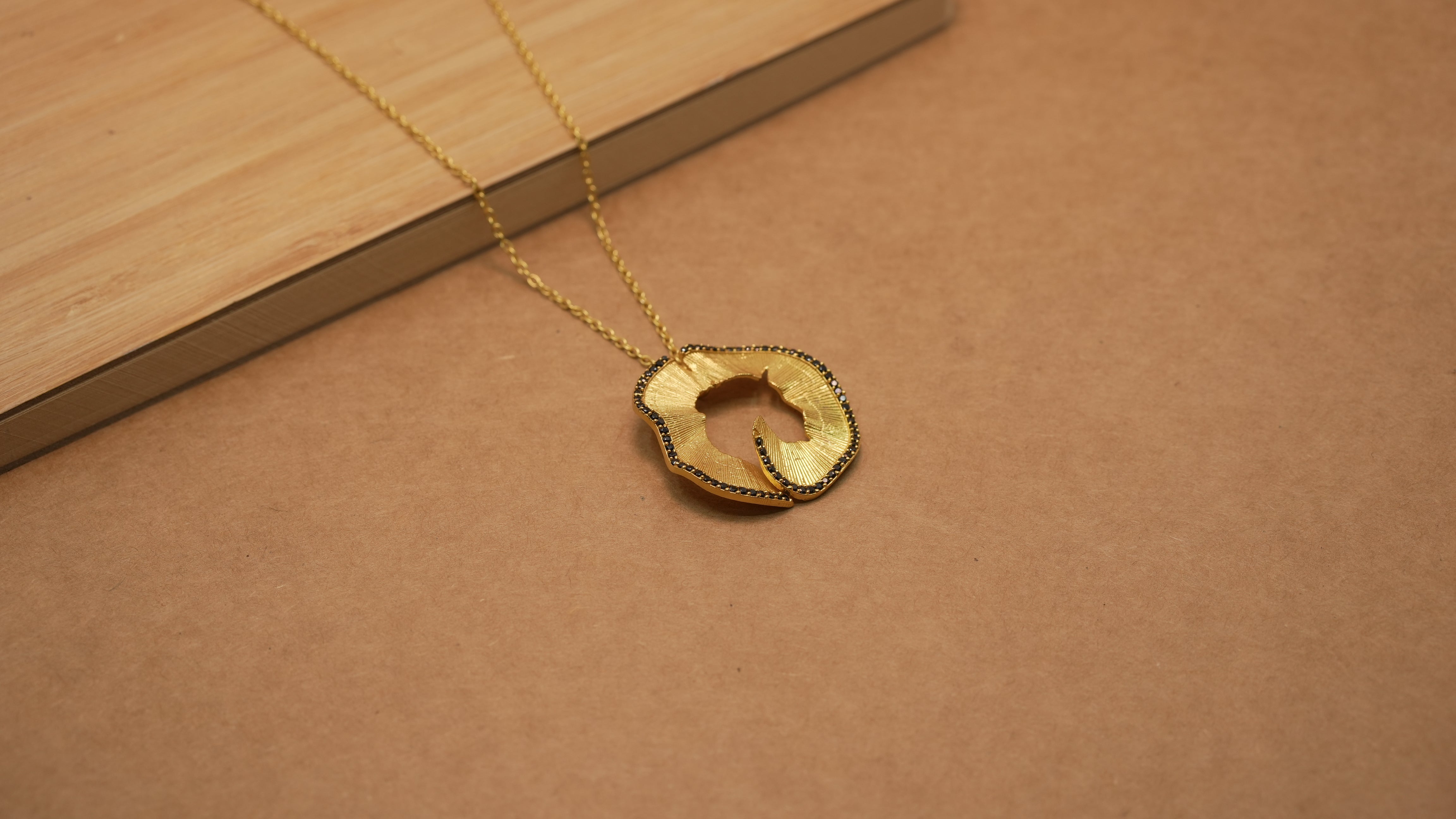 Shaving swirl Black necklace