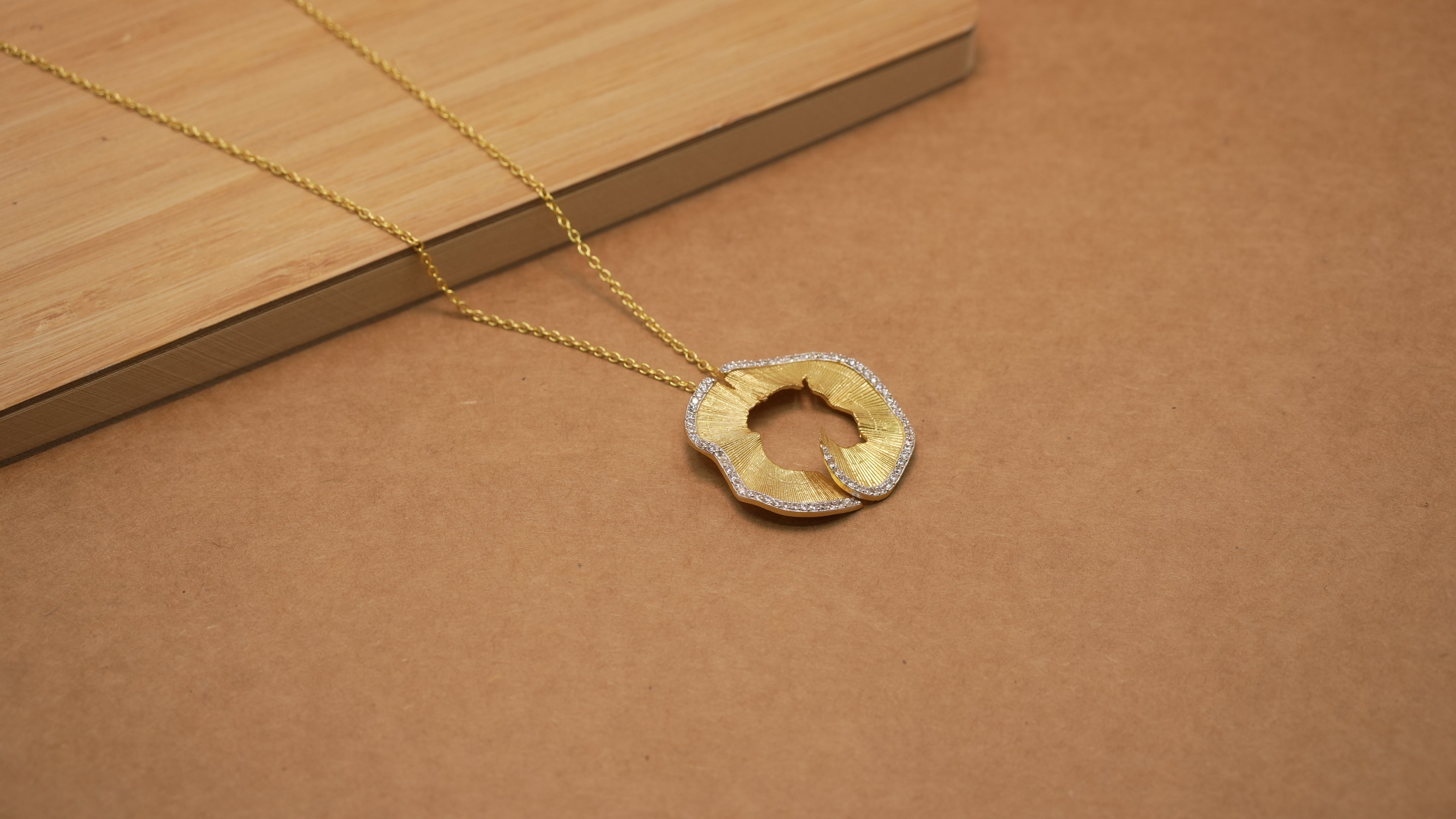Shaving swirl White  necklace