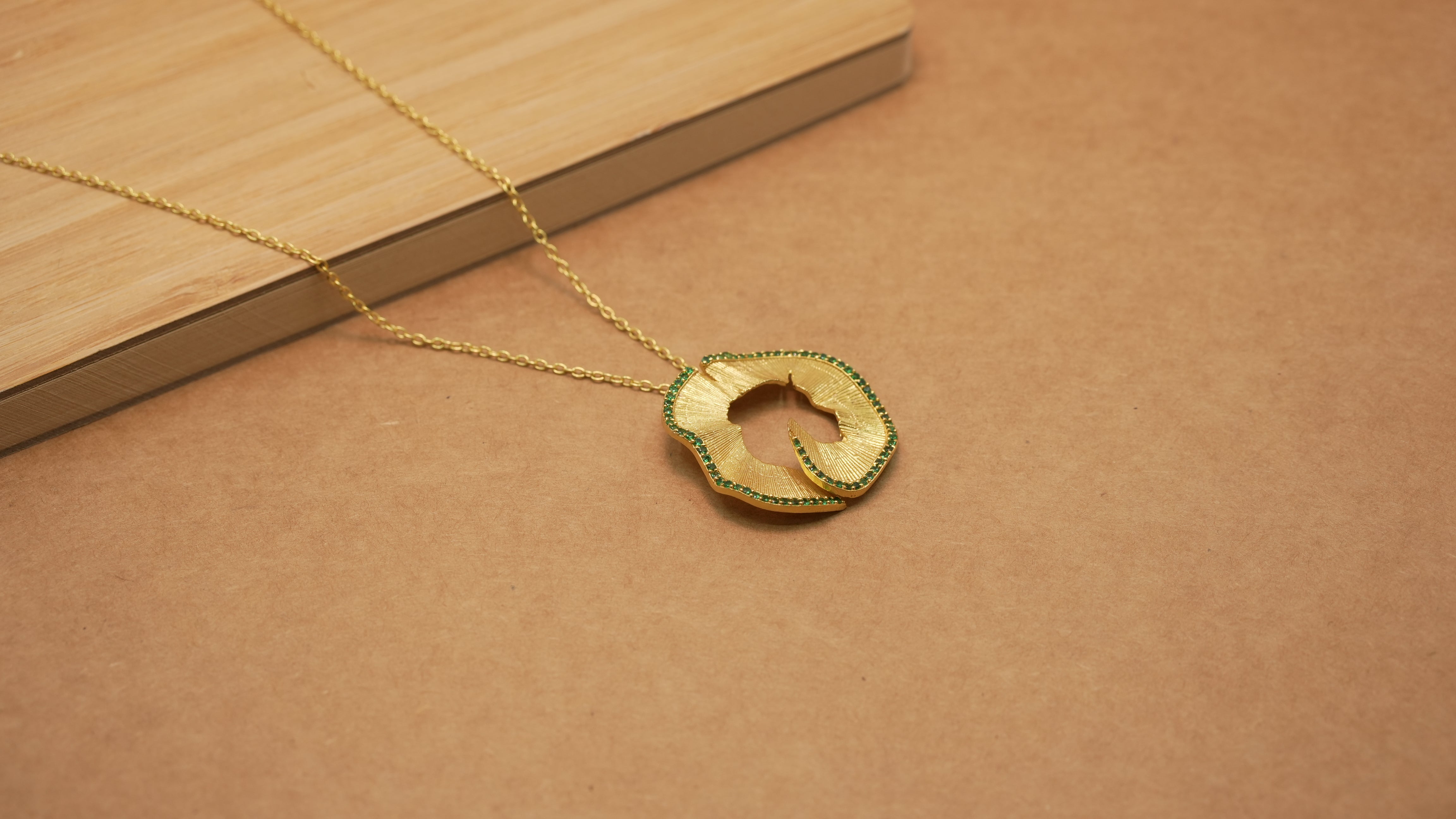 Shaving swirl green necklace