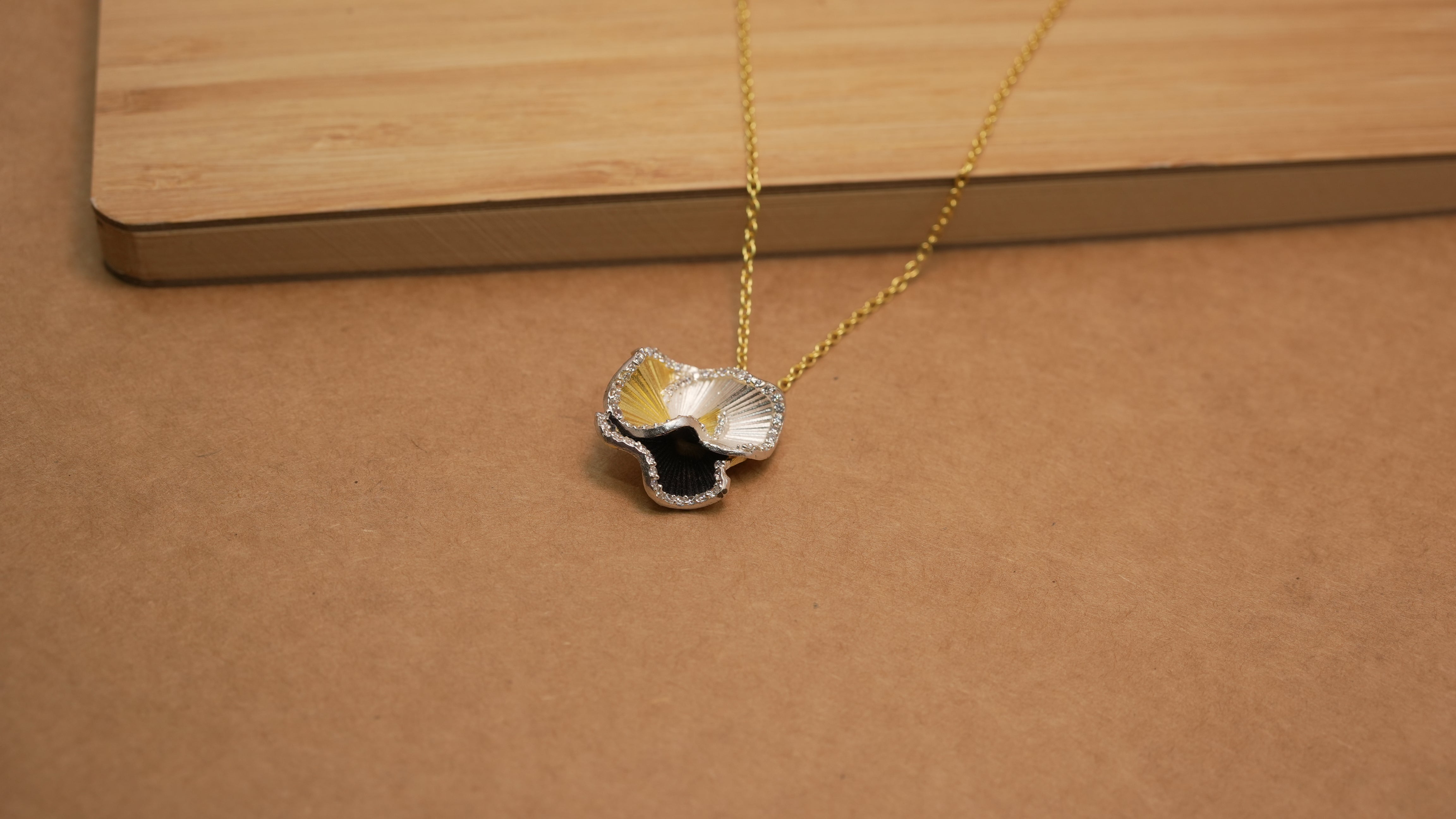 Three petal elegance white necklace