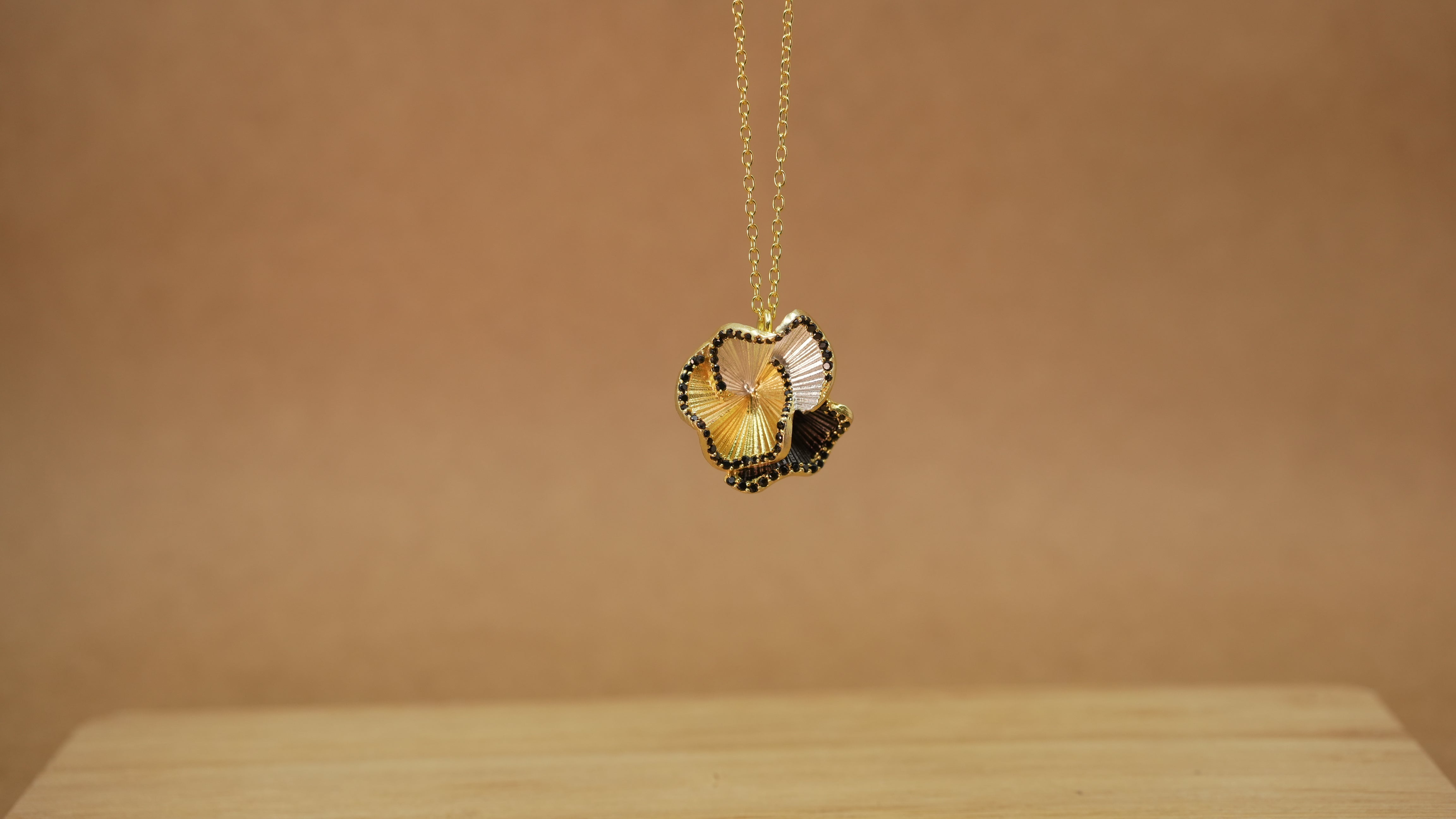 Three petal elegance black necklace
