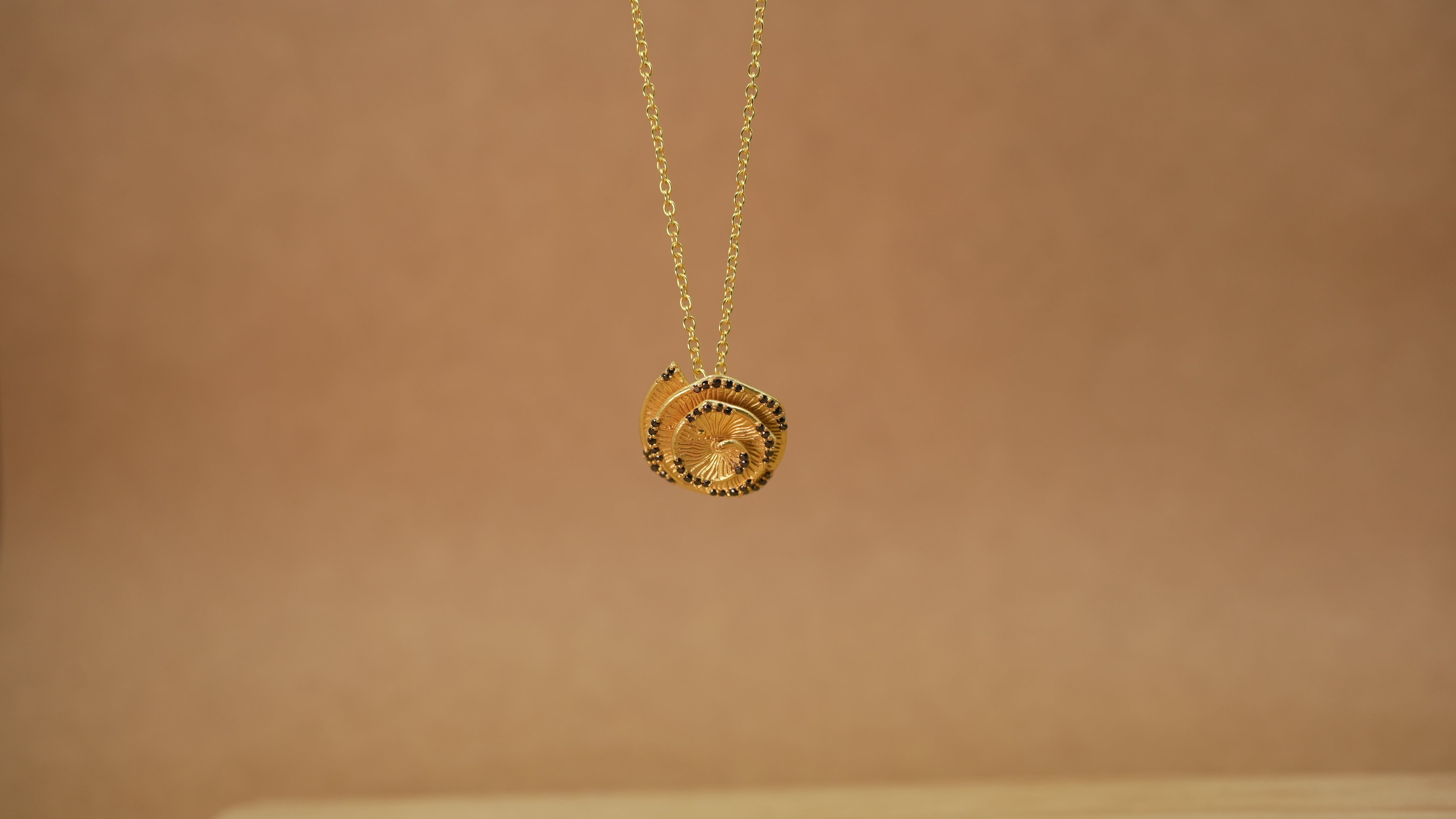Flower shaved black necklace