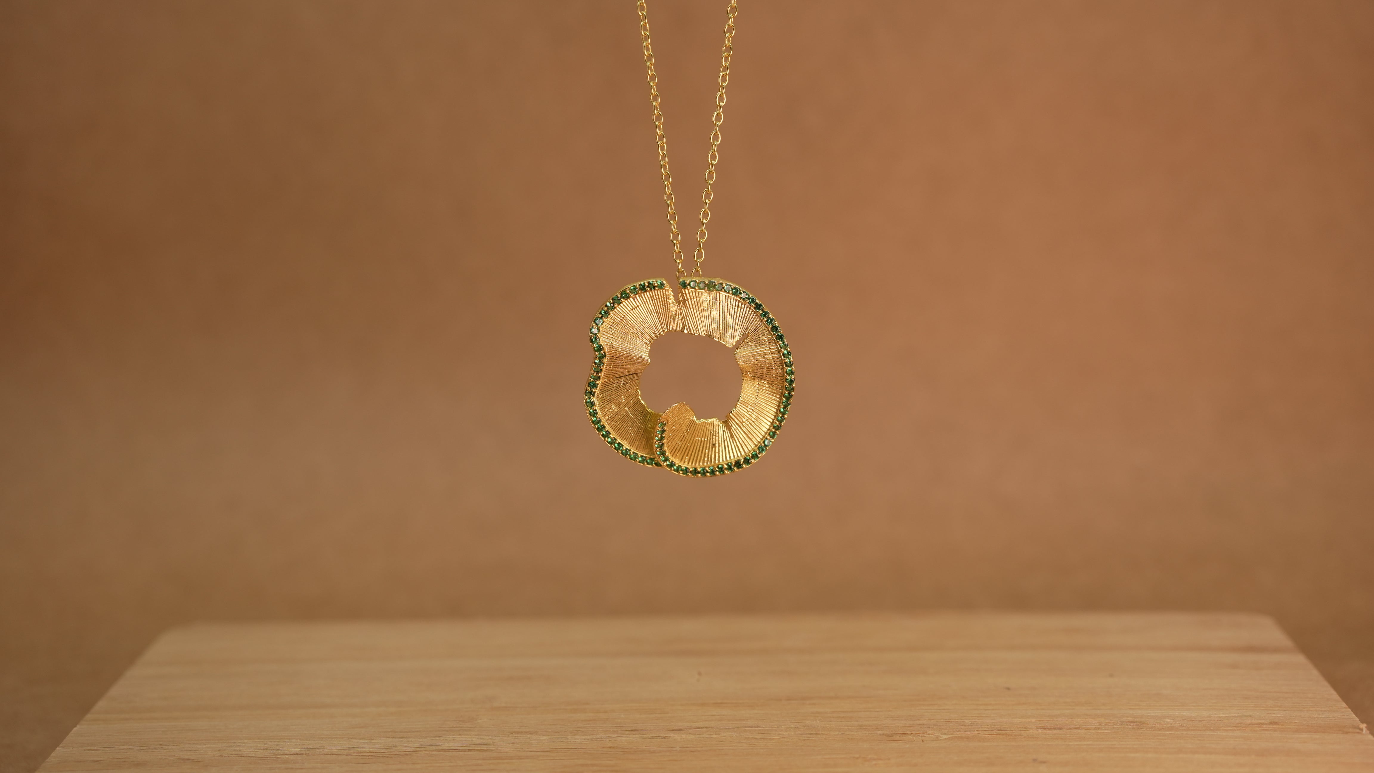 Shaving swirl green necklace