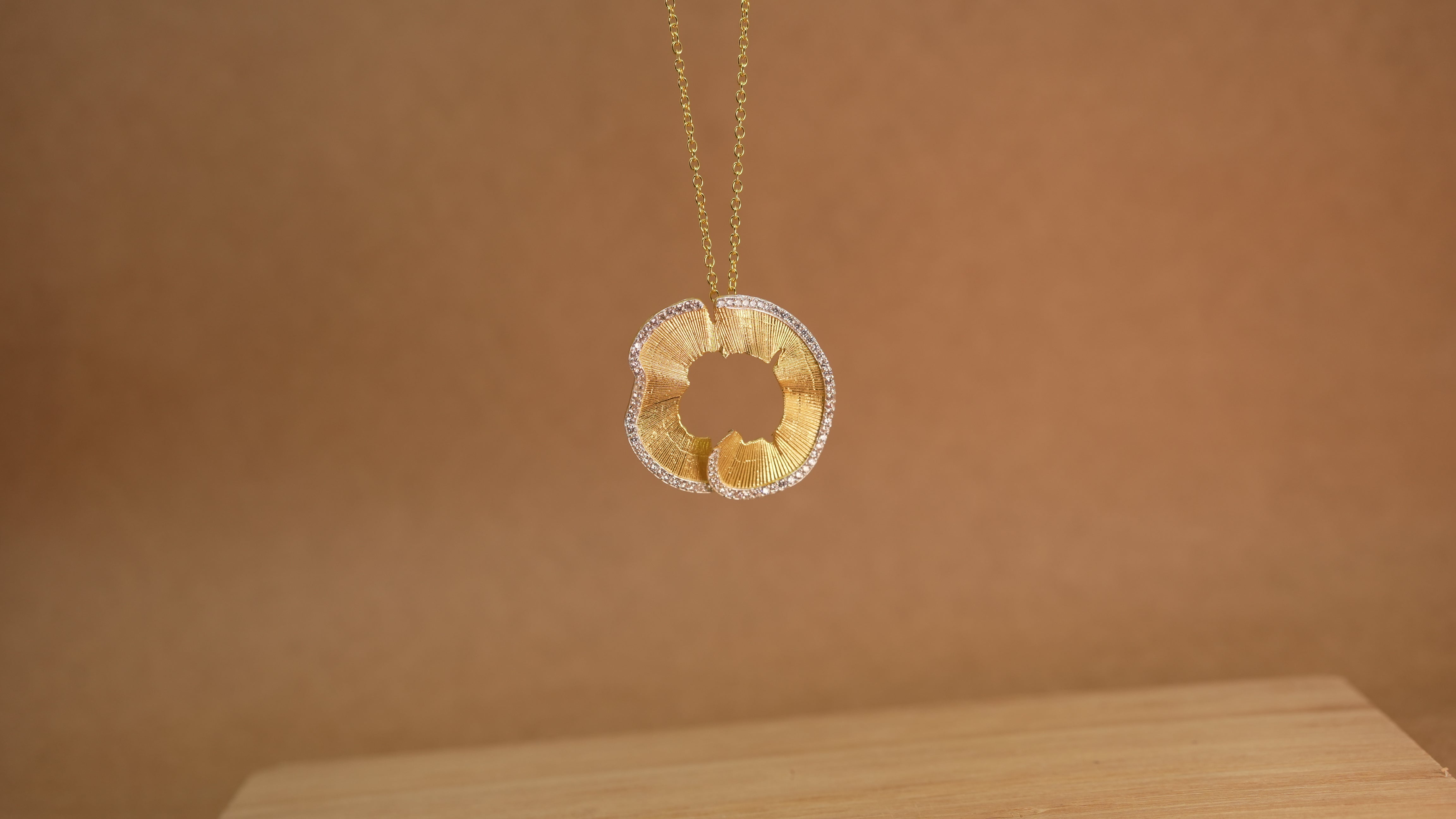Shaving swirl White  necklace