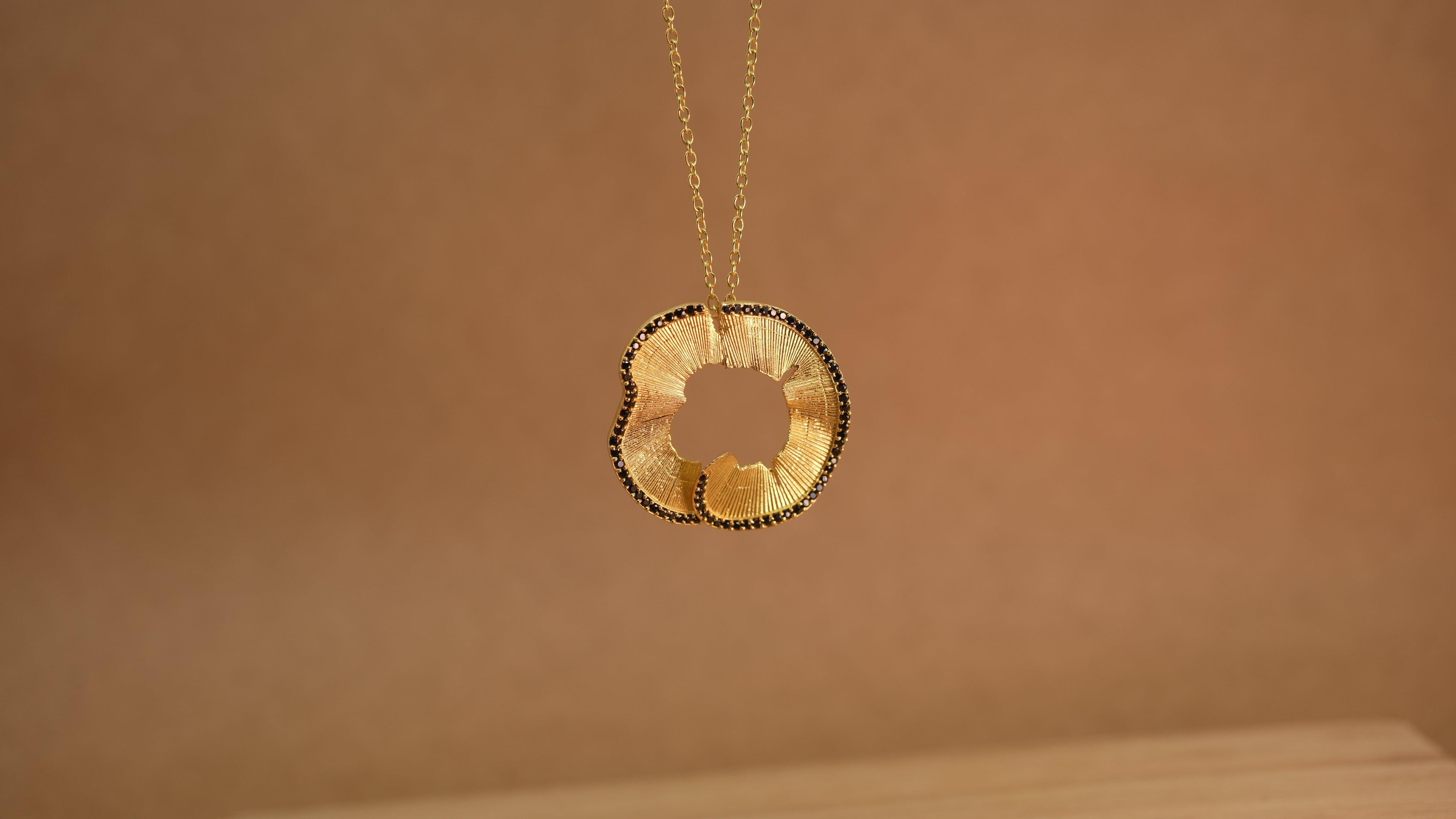 Shaving swirl Black necklace