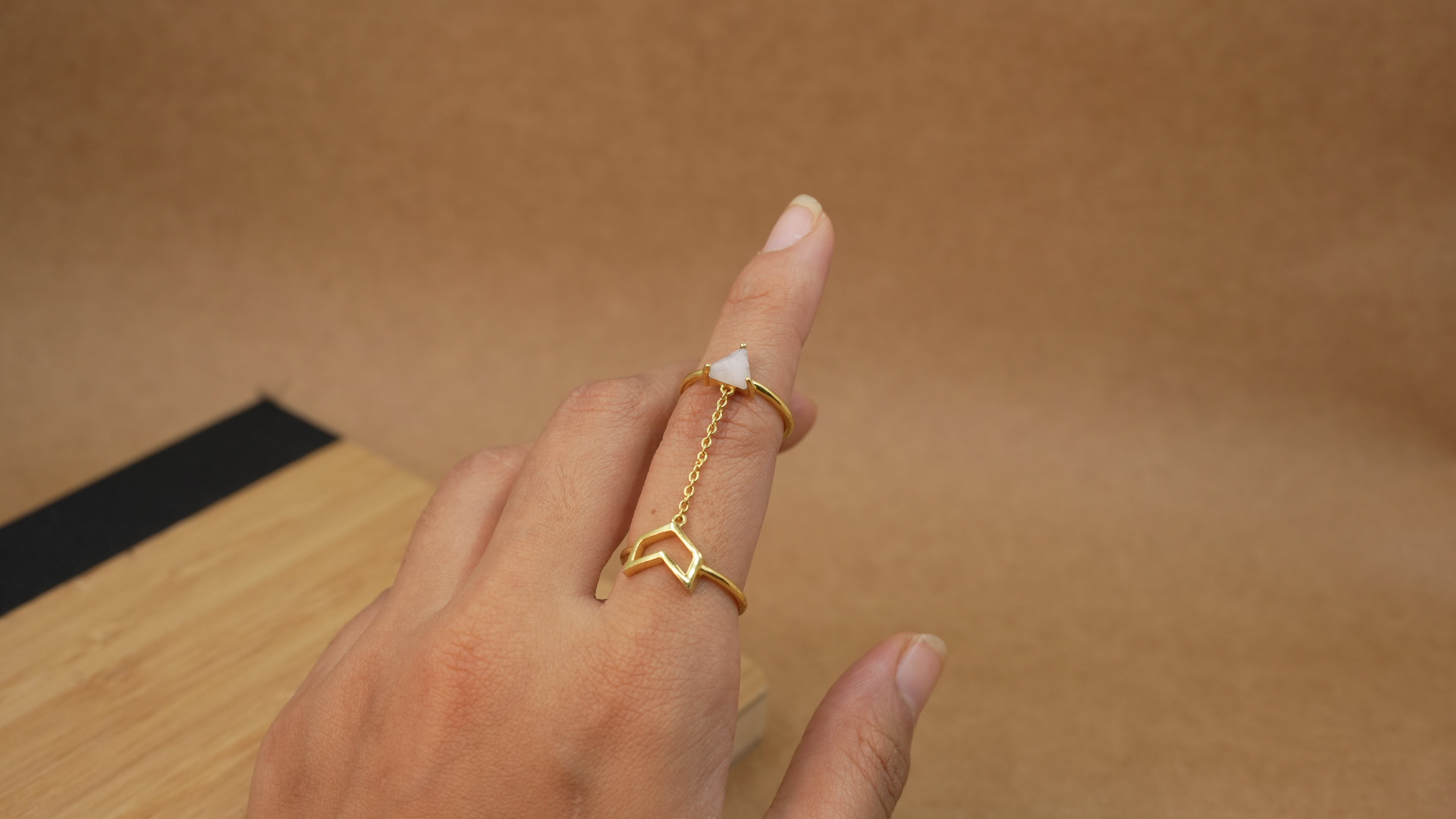 Arrow ring with chain