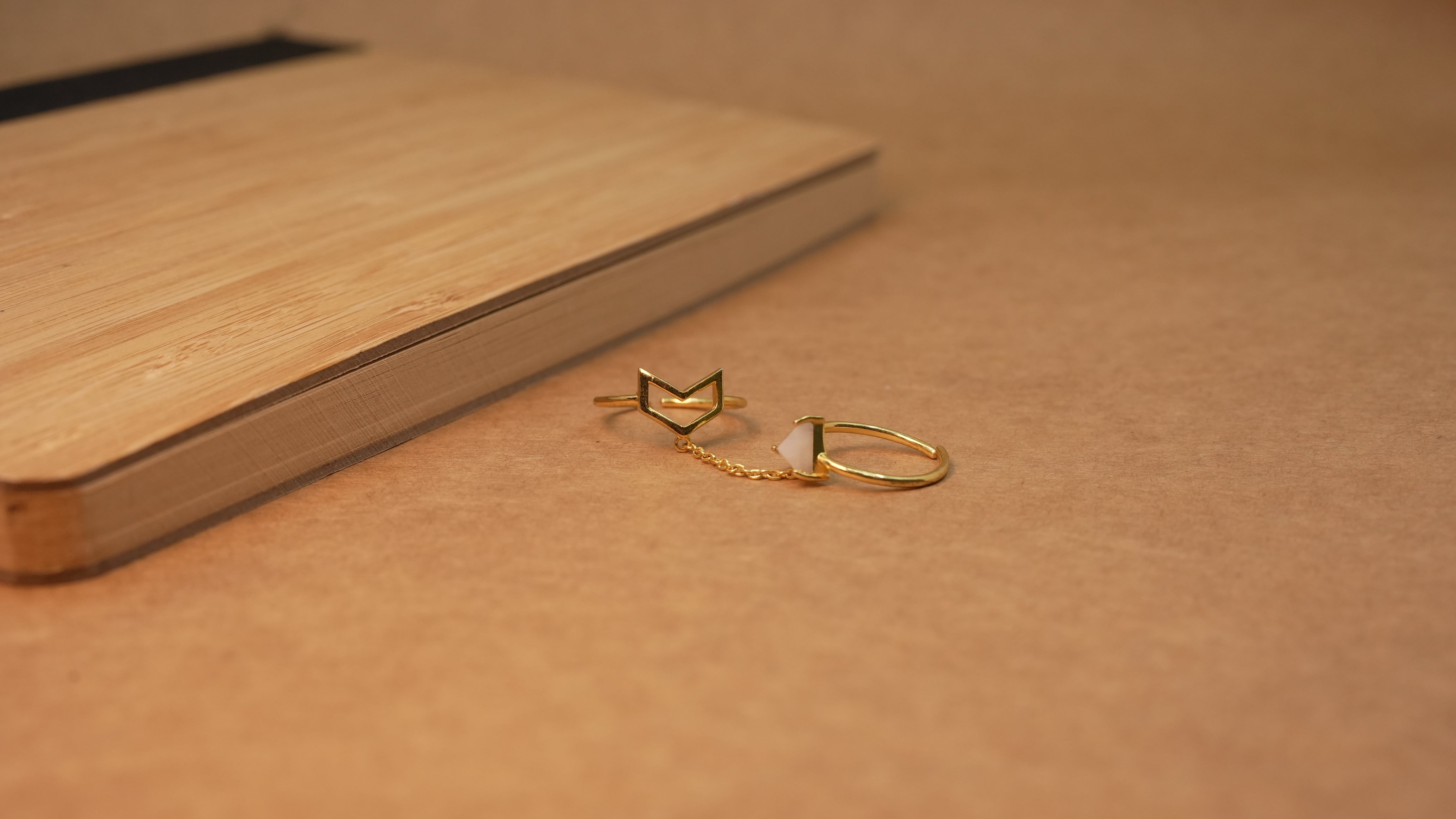 Arrow ring with chain