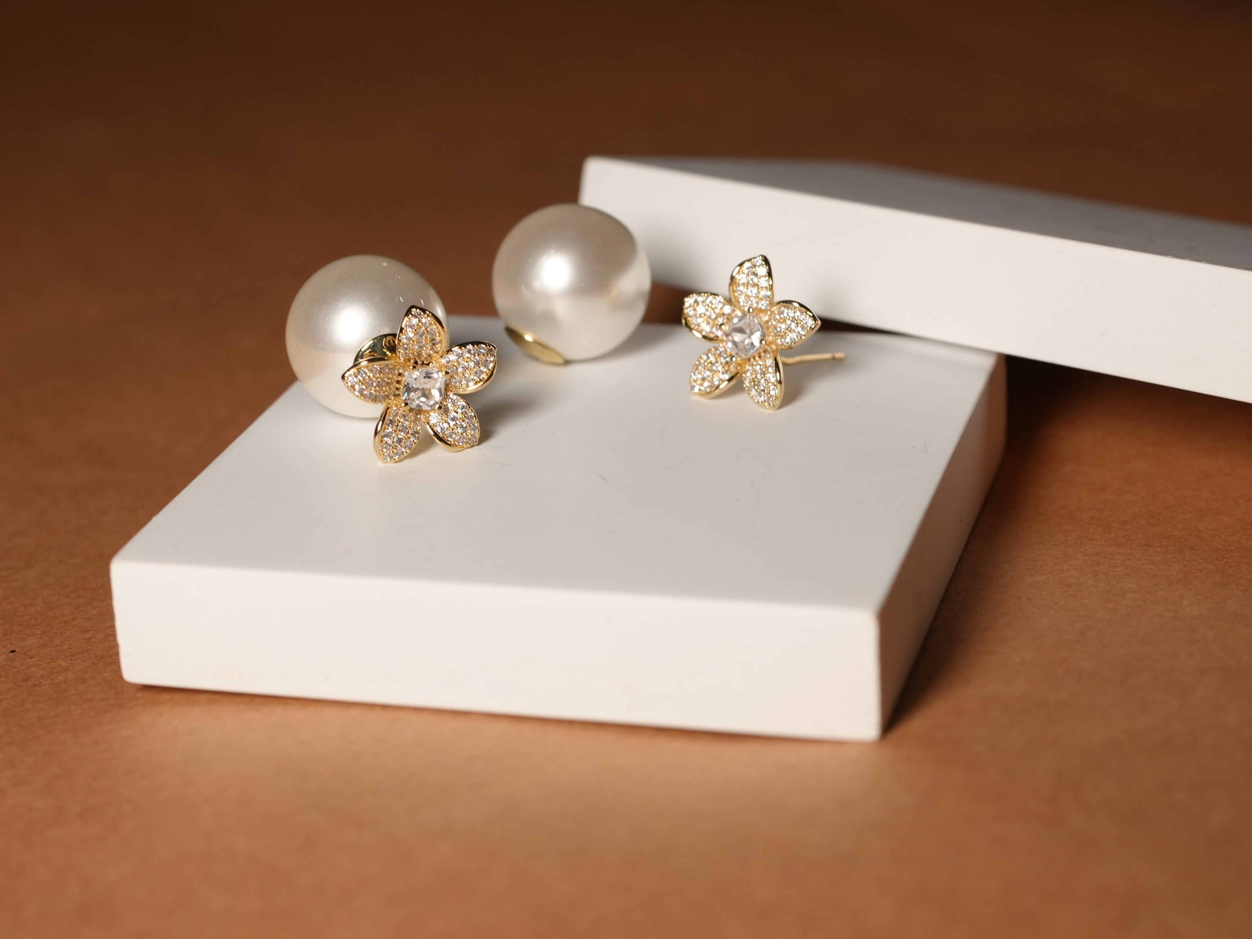 Floral bloom pearl golden