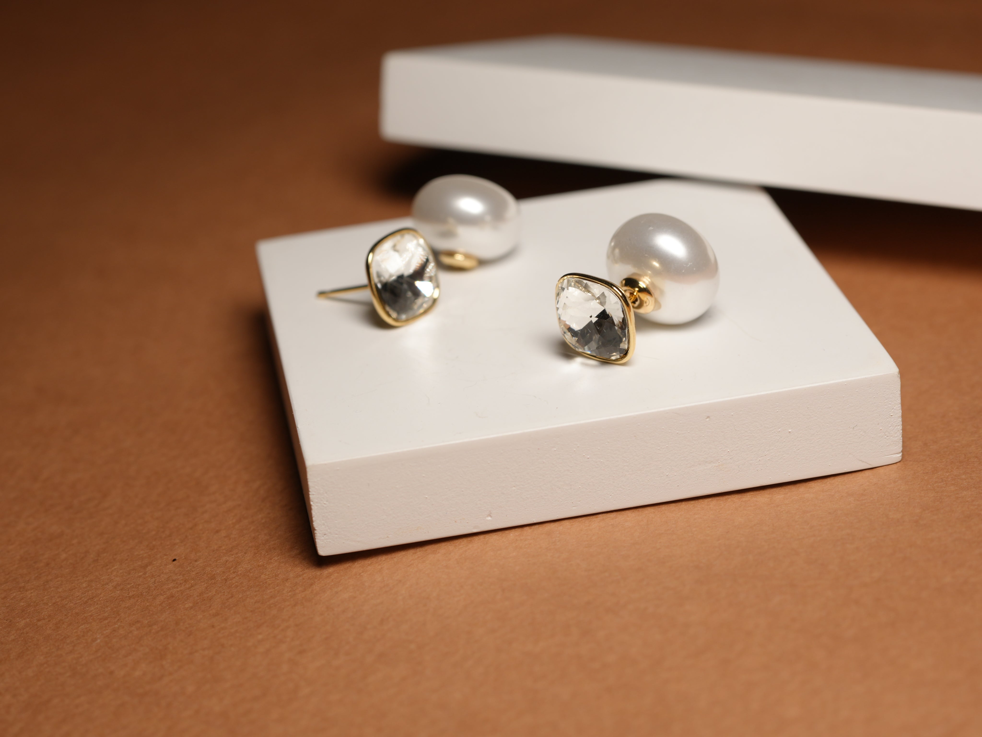 Crown pearl studs white