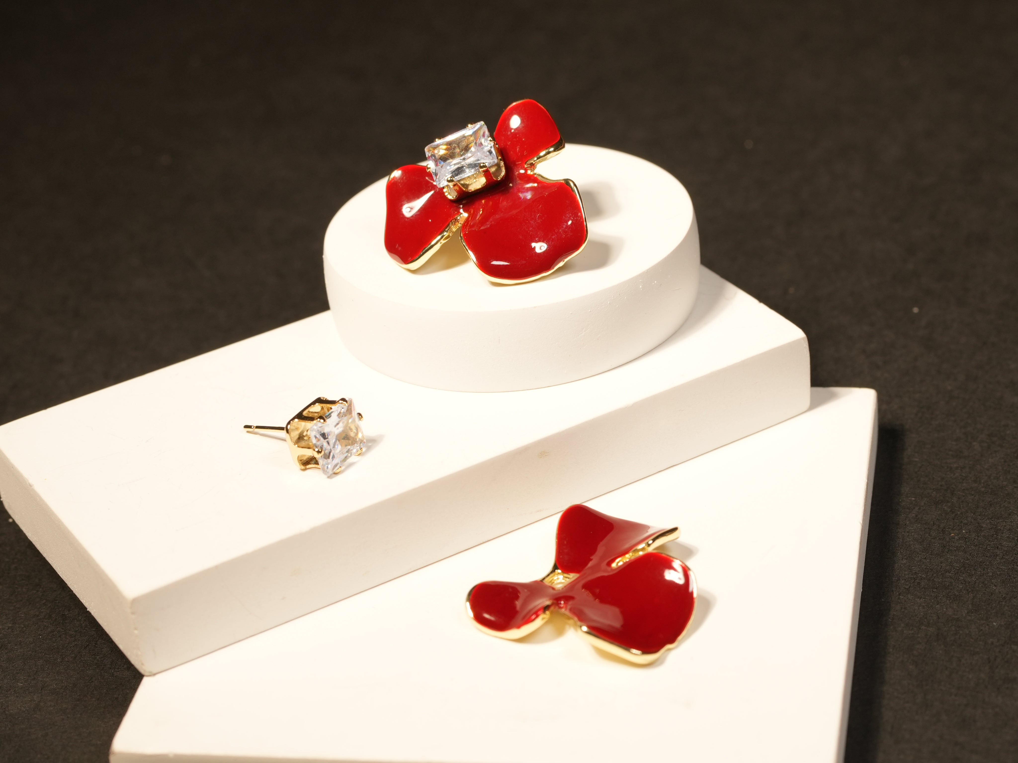 Berry bow stud