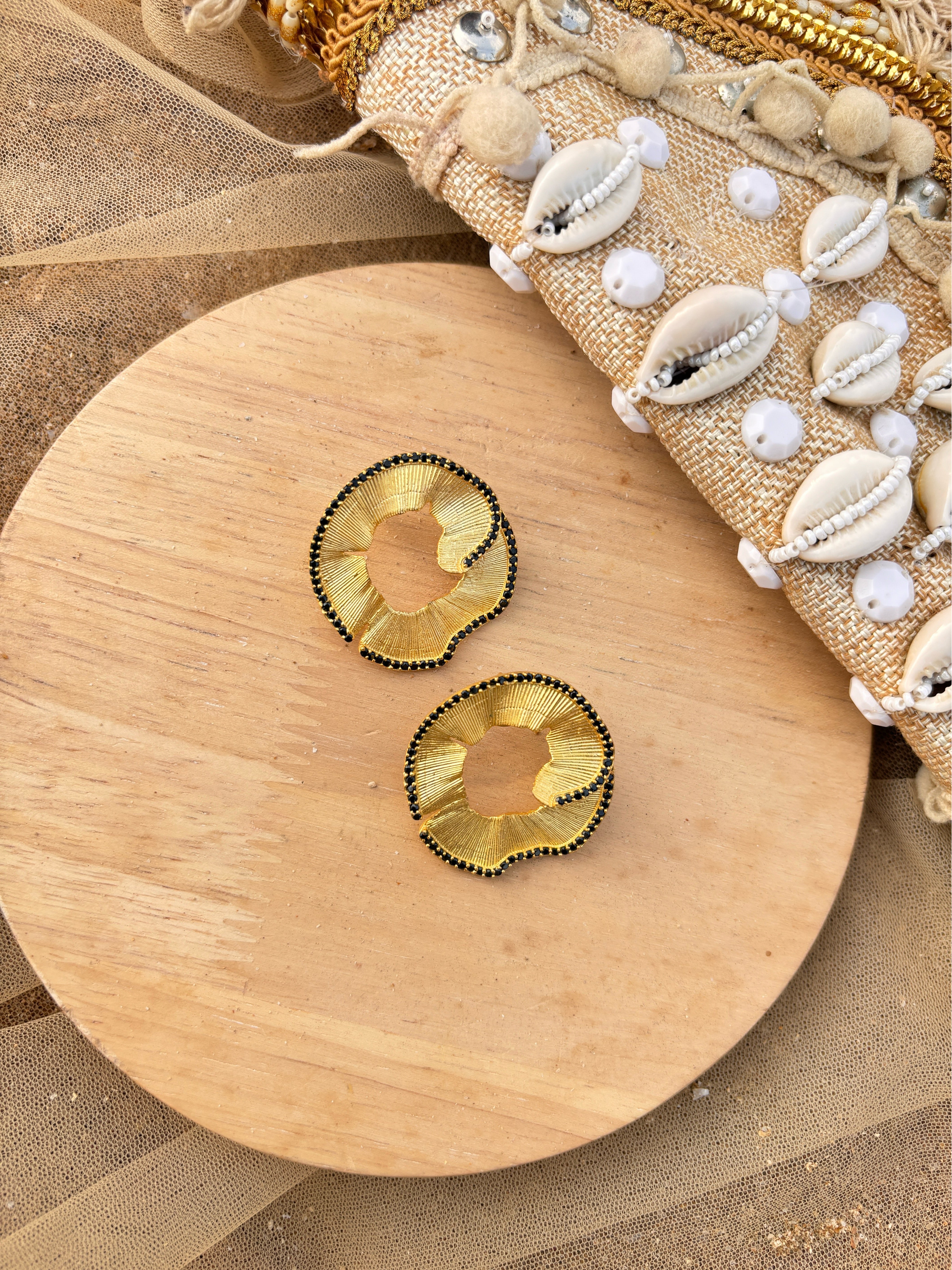The shaving swirl stud black
