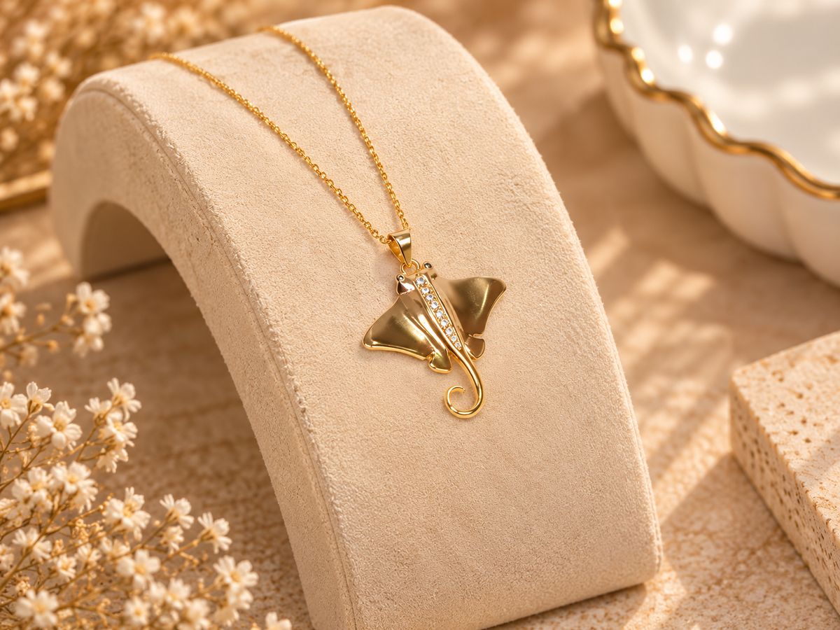 Elegant Stingray Pendant Necklace Accessory