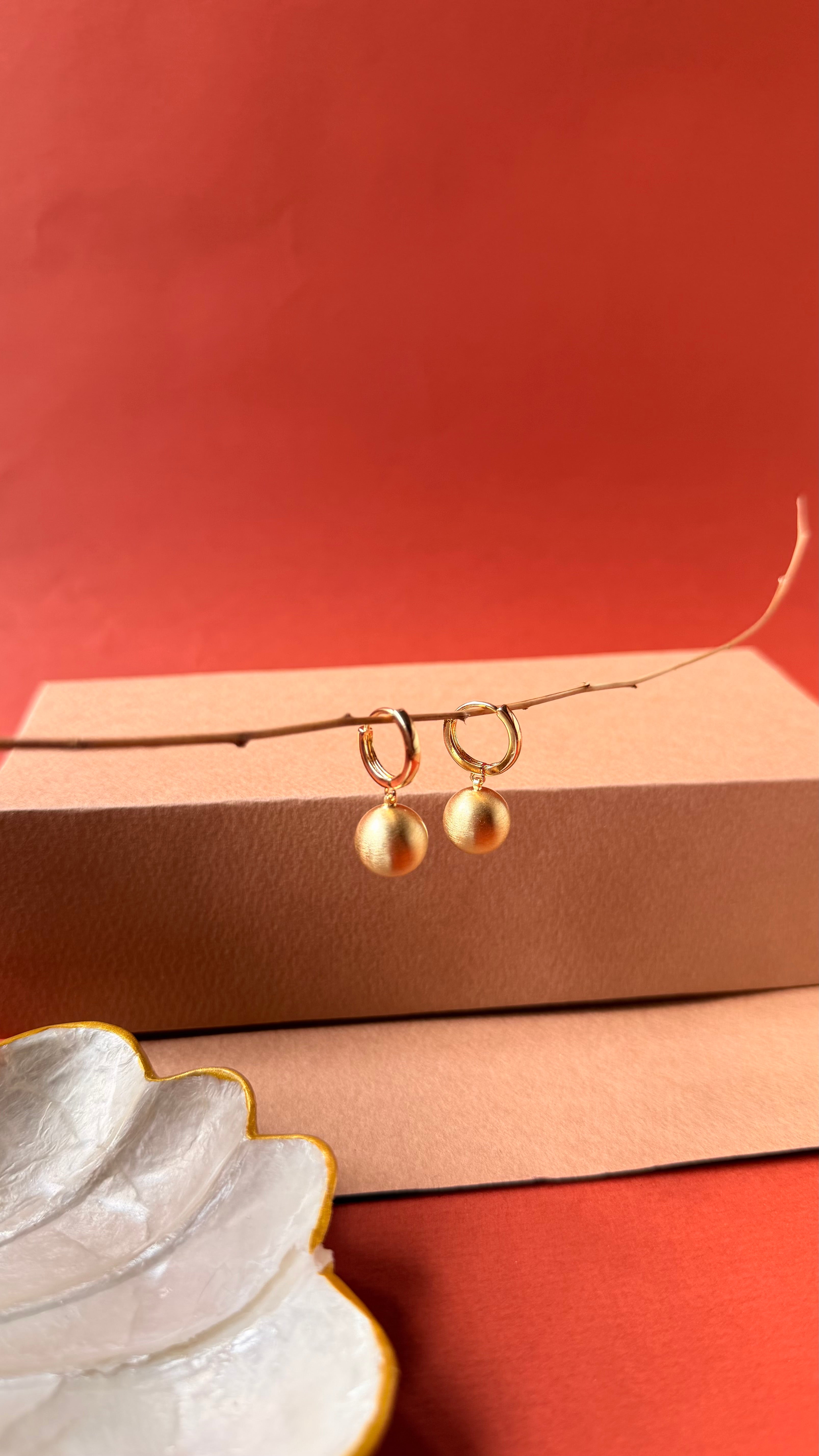 Golden teardrop