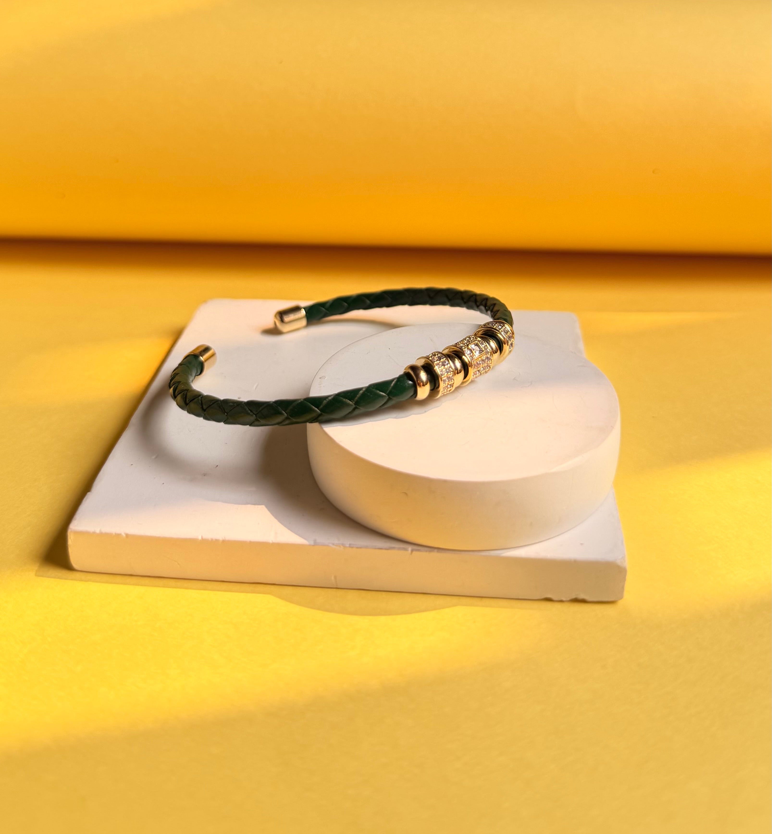 Emerald ring Leather