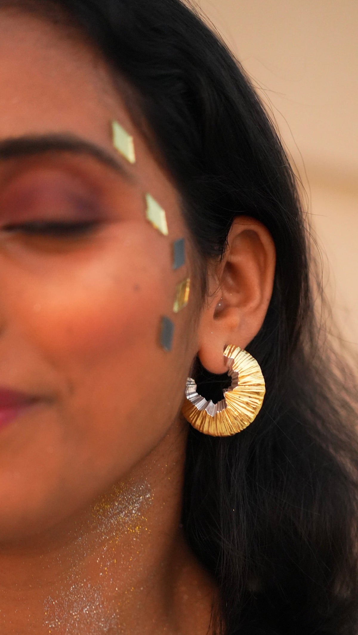 Daga-accessories Dual Shaved Hoop earring featuring a textured gold and silver finish worn by a model.