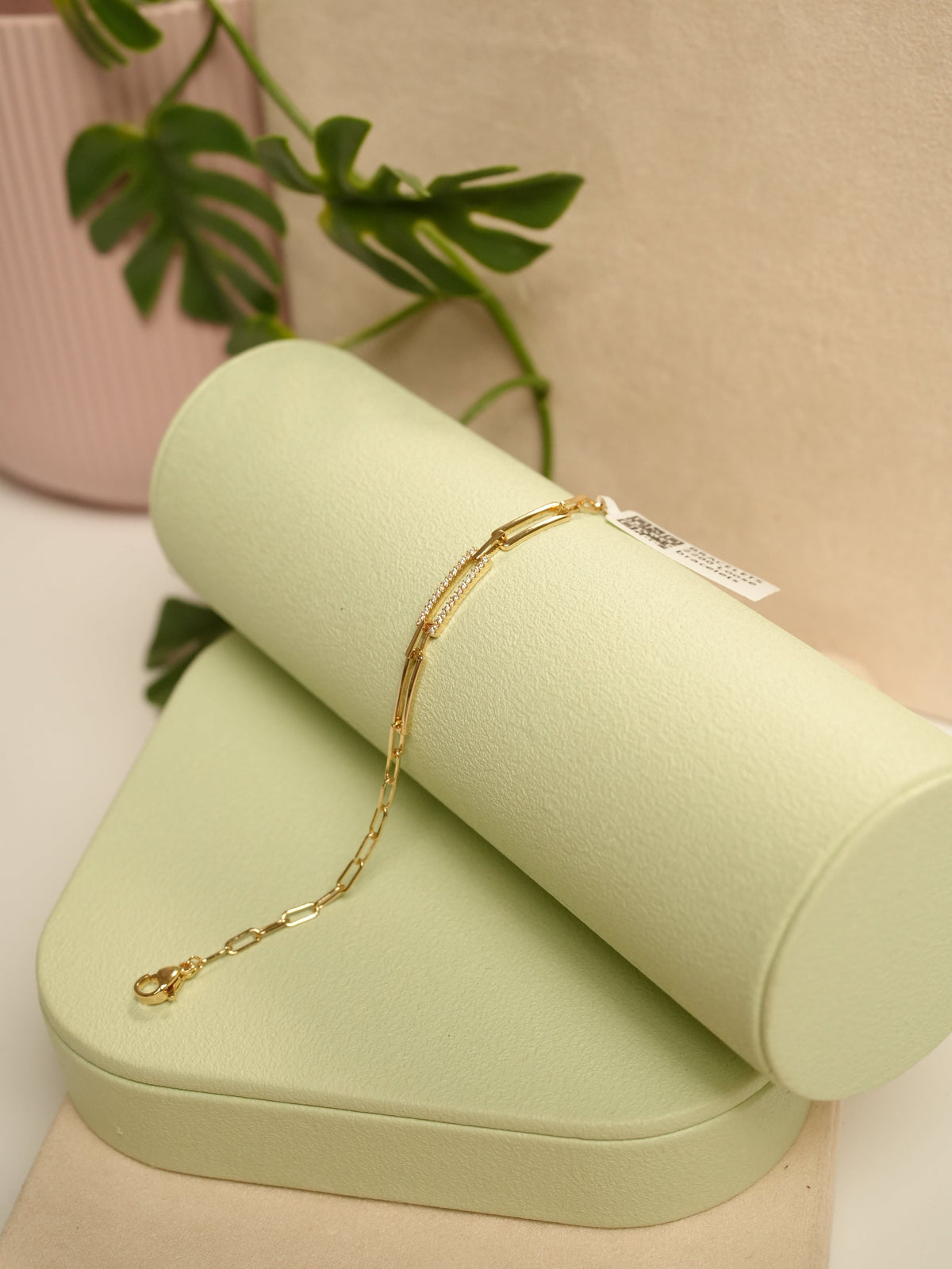 Daga-accessories Link Gold bracelet featuring interlocking polished gold links with delicate crystal accents