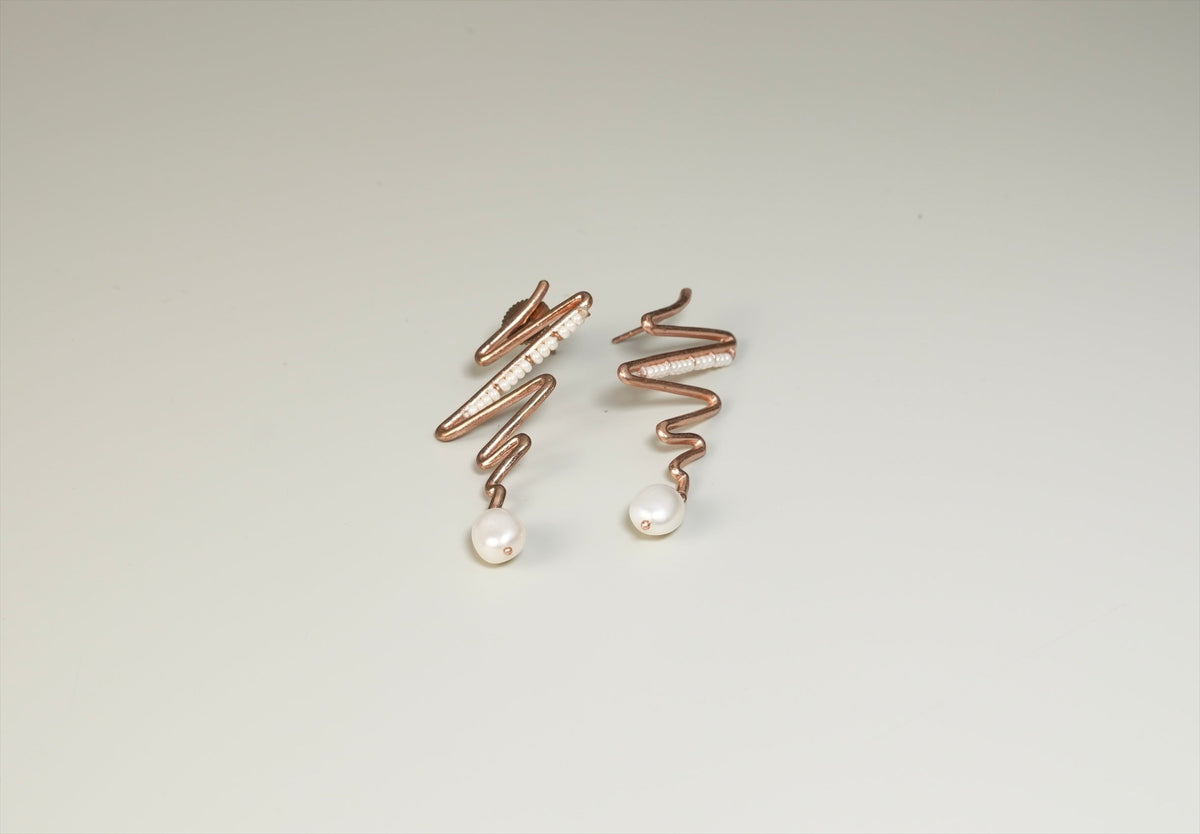 Daga-accessories Zigzag pearl earrings featuring a rose gold zigzag design with small white pearls
