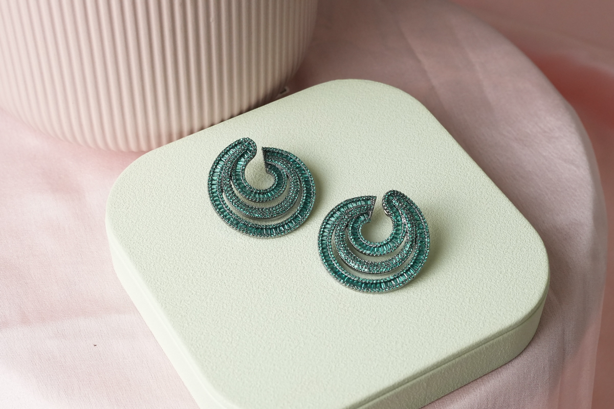 Elegant Circular Pendant Necklace Accessory